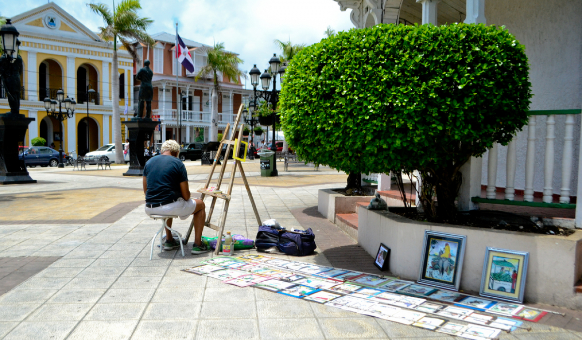 Paintings on the Independence Plaza in Puerto Plata - Marysol Tours - Puerto Plata City Tour