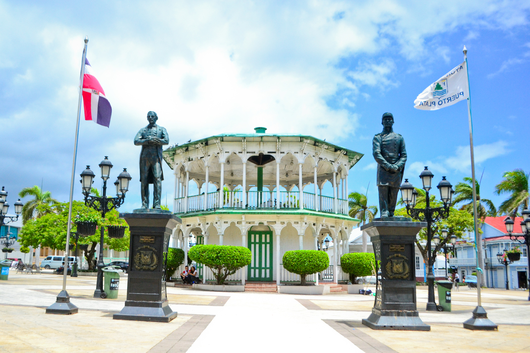 Vista del Parque Central de Puerto Plata con su magnifica glorieta, las estatuas de Duarte y Gregorio Luperon y 2 Banderas